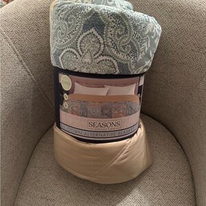 NWT Seasons Collection Down Alternative Queen Down Alternative Blanket